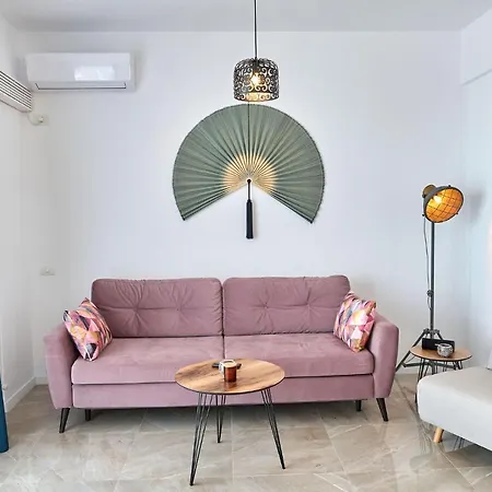 Seaview On A Sofa Apartment North Mamaia 아파트
