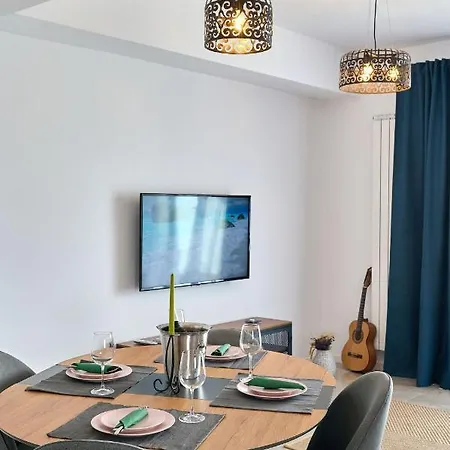 Seaview On A Sofa Apartment North Mamaia 아파트 *