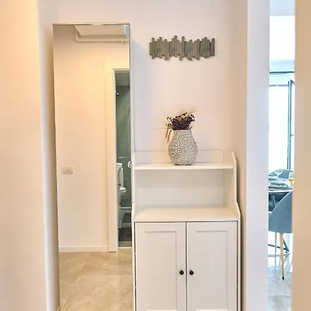 Seaview On A Sofa Apartment North Mamaia 아파트 *